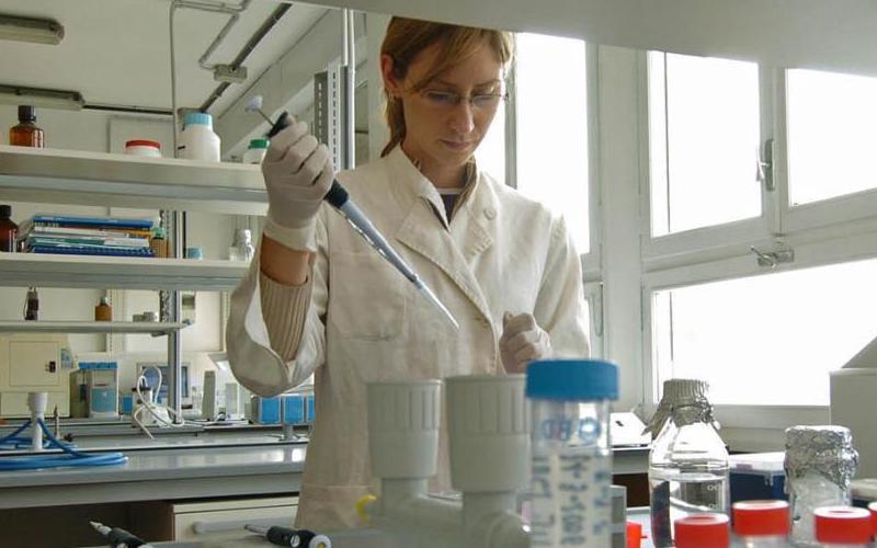 laboratorio via campi_ricercatrice